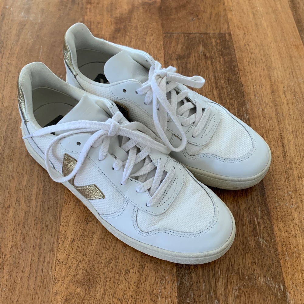 Veja V-10, gold, size 41